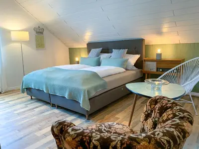 Ein Bett oder Betten in einem Zimmer der Unterkunft Happy Place Ferienwohnung mit Moselpanoramablick, Dachterrasse und Sauna