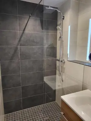 Ein Badezimmer in der Unterkunft H-Apartments Lambertistraße