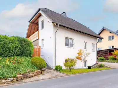 Das Gebäude in dem sich das Ferienhaus befindet