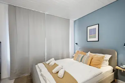 Ein Bett oder Betten in einem Zimmer der Unterkunft Modernes Studio im Erdgeschoss - ZachaStay Koblenz Guels