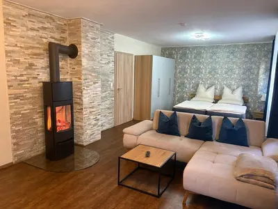 Ein Sitzbereich in der Unterkunft 1-Zimmer-Apartment mit Pool und Kamin