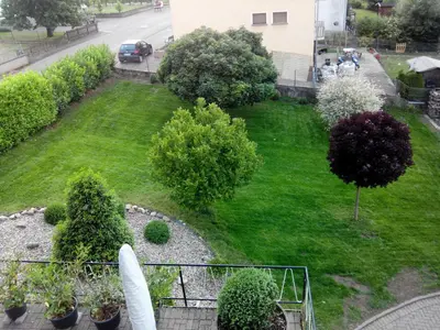 Ein Garten an der Unterkunft Ferienwohnung Erz