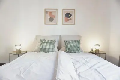 Ein Bett oder Betten in einem Zimmer der Unterkunft NEU zentrale Wohnung Netflix Balkon 4 Gäste