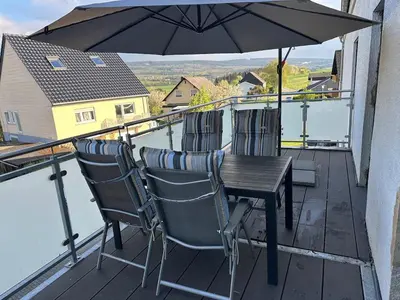 Ein Balkon oder eine Terrasse in der Unterkunft Ferienwohnung Hochwaldblick 4