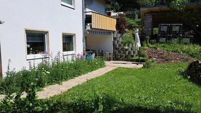 Ein Garten an der Unterkunft Ferienwohnung Emser Hütte