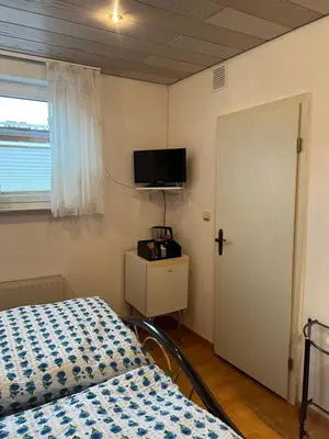 Ein Bett oder Betten in einem Zimmer der Unterkunft Zimmer 1 inkl eigenem Bad und Parkplatz