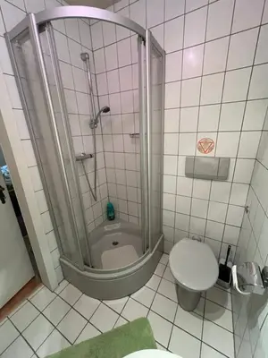Ein Badezimmer in der Unterkunft Zimmer 2 inkl eigenem Bad
