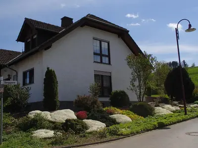 Ein Garten an der Unterkunft Ferienwohnung Meisenthal nähe Nürburgring