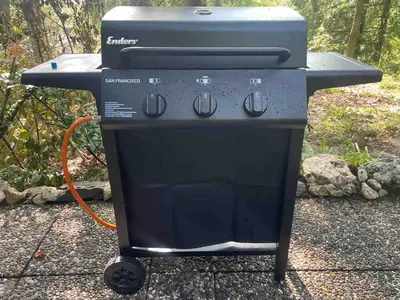 Ein für Gäste verfügbarer Grill in der Ferienwohnung