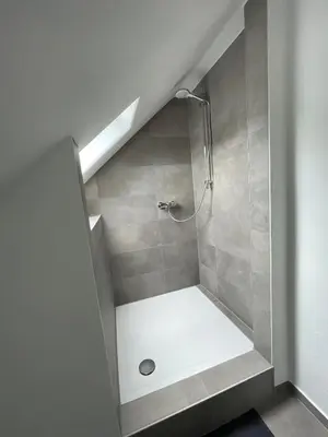 Ein Badezimmer in der Unterkunft Gemütliche sanierte Wohnung mit Klimaanlage