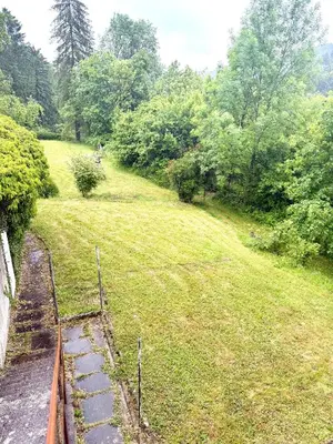 Ein Garten an der Unterkunft Hotel am Wehr