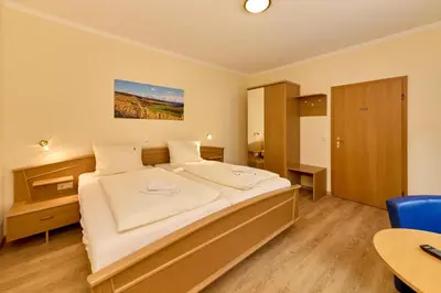 Ein Bett oder Betten in einem Zimmer der Unterkunft Gästehaus Binz-Meyer Fewo Moselschleife
