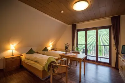 Ein Bett oder Betten in einem Zimmer der Unterkunft Weingut Peifer