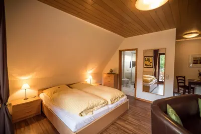 Ein Bett oder Betten in einem Zimmer der Unterkunft Weingut Peifer