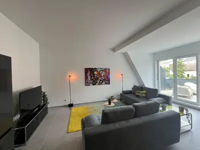 TV/Unterhaltungsangebot in der Unterkunft Design am Rhein I Zentral I 2BR I Aufzug I Dachterrasse I Parken I helloYOU apartments x BRIGHT Collection