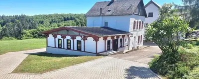 Das Gebäude in dem sich das Ferienhaus befindet