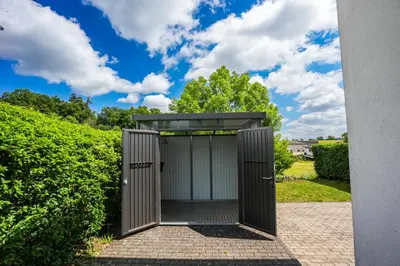 Ein Garten an der Unterkunft Glückshälfte - Moderne Haushälfte mit XXL-Parkplatz, Bike-Storage & Garten nahe Trier