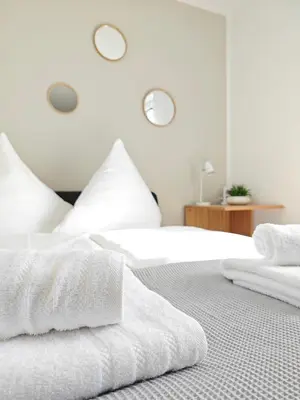 Ein Bett oder Betten in einem Zimmer der Unterkunft Glückshälfte - Moderne Haushälfte mit XXL-Parkplatz, Bike-Storage & Garten nahe Trier