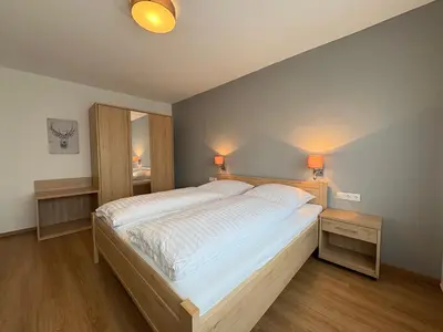Ein Bett oder Betten in einem Zimmer der Unterkunft Familien-Apartment Bodanum für 4 Personen - mit eigener Terrasse - naturnahe Ortsrandlage - Arbeitsplatz mit VDSL - 10 min zum Nürburgring