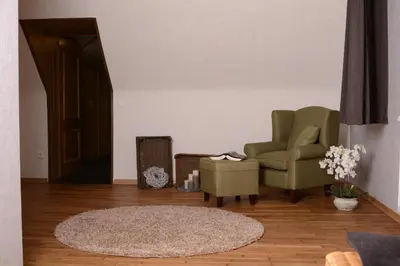 Ein Sitzbereich in der Unterkunft Wellness-Ferienwohnung-EifelErnstbergblick 1
