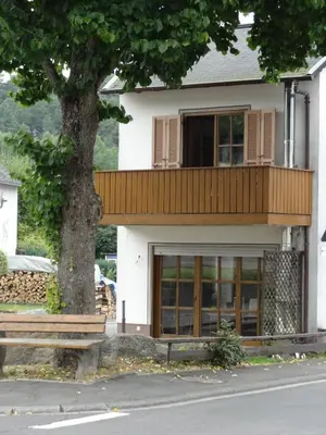 Das Gebäude in dem sich das Ferienhaus befindet
