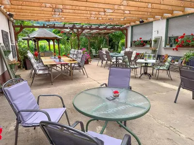 Ein Restaurant oder anderes Speiselokal in der Unterkunft Weingut HermesLex