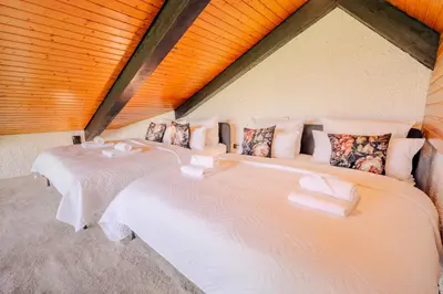 Ein Bett oder Betten in einem Zimmer der Unterkunft Villa Panoramica Pool & Sauna
