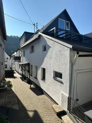 Das Gebäude in dem sich das Ferienhaus befindet