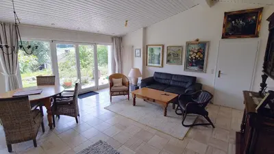 Ein Sitzbereich in der Unterkunft Ruhiges Ferienhaus in sonniger Lage
