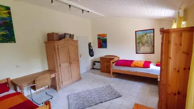 Ein Bett oder Betten in einem Zimmer der Unterkunft Ruhiges Ferienhaus in sonniger Lage