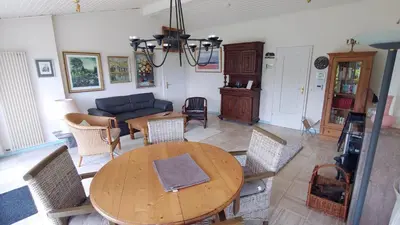 Ein Sitzbereich in der Unterkunft Ruhiges Ferienhaus in sonniger Lage