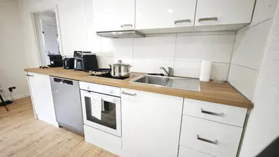 Küche/Küchenzeile in der Unterkunft DANESSI-Business-Apartment, nahe Industriegebiet und Koblenz, WLAN, Smart TV Boxspringbett mit Waipu, Vollausgestattete Küche uvm