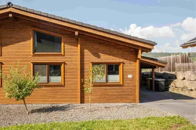 Das Gebäude in dem sich das Ferienhaus befindet