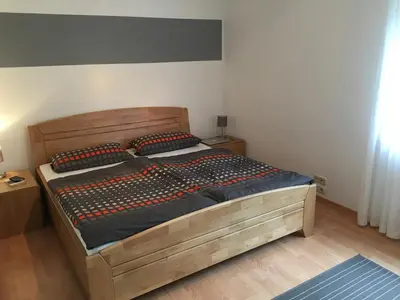Ein Bett oder Betten in einem Zimmer der Unterkunft Mosel Valley View Apartment - Budget-Friendly with Garage