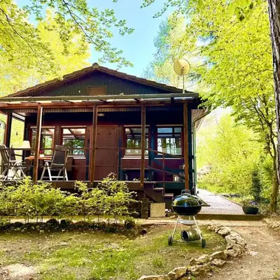 Blockhütte im Wald in der Eifel