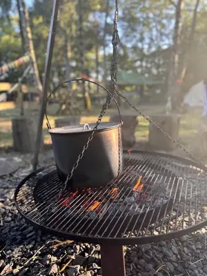 Ein für Gäste verfügbarer Grill in der Zelt-Lodge