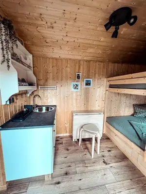 Küche/Küchenzeile in der Unterkunft Wonderful Tiny House Perfect for a Unique Glamping Experience in Germany