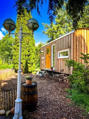 Ein Garten an der Unterkunft Wonderful Tiny House Perfect for a Unique Glamping Experience in Germany