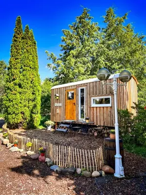 Ein Garten an der Unterkunft Wonderful Tiny House Perfect for a Unique Glamping Experience in Germany