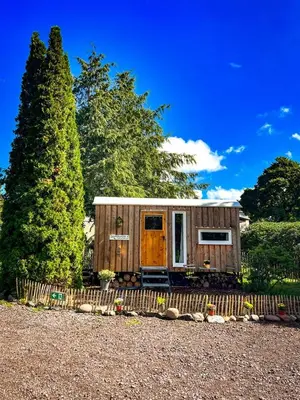 Ein Garten an der Unterkunft Wonderful Tiny House Perfect for a Unique Glamping Experience in Germany