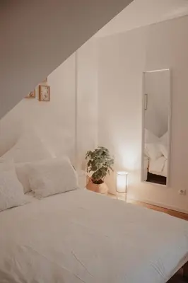 Ein Bett oder Betten in einem Zimmer der Unterkunft Cozy apartment with a stream view