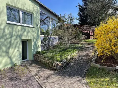 Ein Garten an der Unterkunft Ferienhaus Haus Auenland