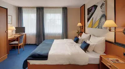 Ein Bett oder Betten in einem Zimmer der Unterkunft Motorsport Hotel