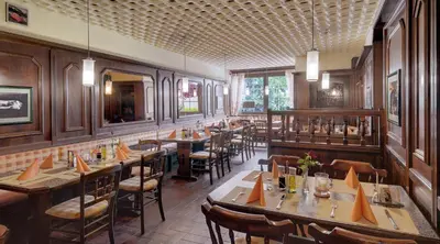 Ein Restaurant oder anderes Speiselokal in der Unterkunft Motorsport Hotel