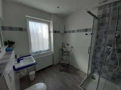 Ein Badezimmer in der Unterkunft neue Ferienwohnung im roten Haus - Erdgeschoß, nur 350m zur Therme