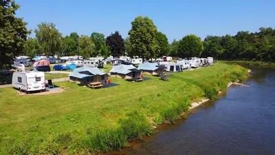 Blick auf einen Fluss in der Nähe der Zelt-Lodge