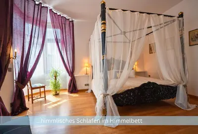 Ein Bett oder Betten in einem Zimmer der Unterkunft Grafenwohnung mit großem Dachgarten im Gästehaus Graf-Schmelzer