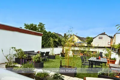 Ein Garten an der Unterkunft Grafenwohnung mit großem Dachgarten im Gästehaus Graf-Schmelzer