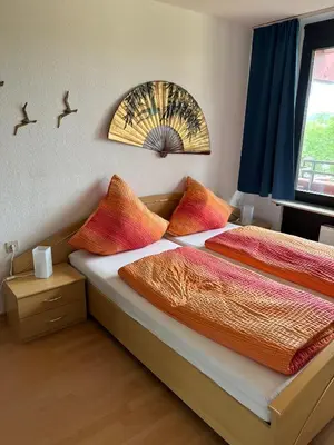 Ein Bett oder Betten in einem Zimmer der Unterkunft Ferienwohnung -Freundeskreis- im Taunusblick für bis zu 8 Personen - A402