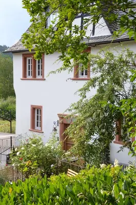 Ein Garten an der Unterkunft Weingut Bindges - Apartment Rosenhof